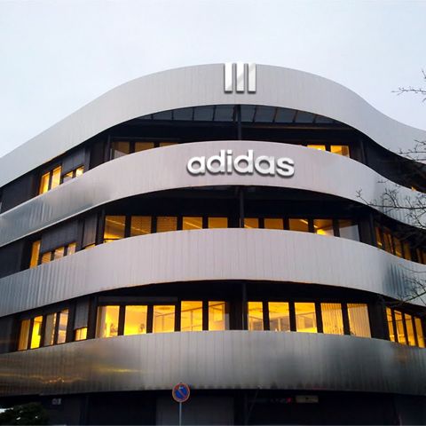 Adidas компани 1992 оноос хойш анх удаа алдагдалтай ажиллав 
