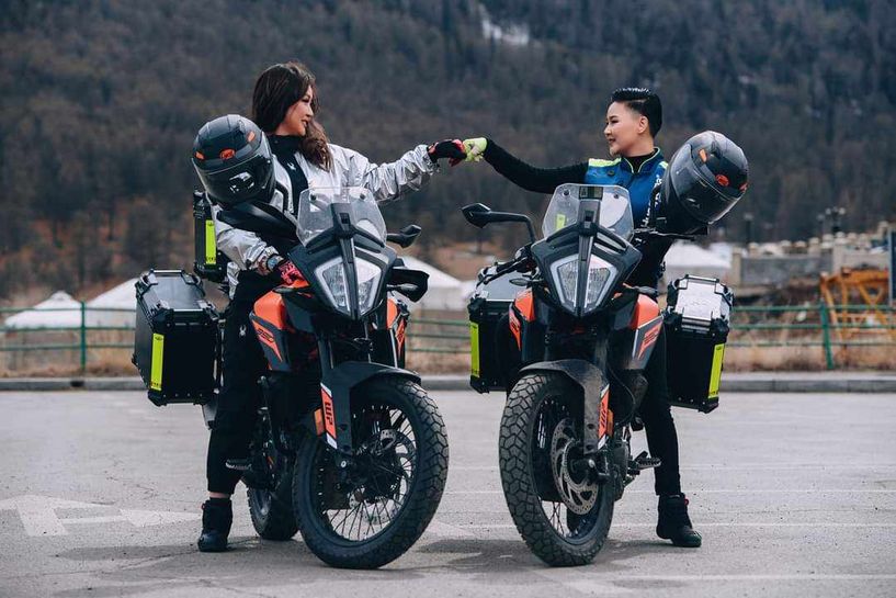 Эмэгтэй мотоциклчид Торгоны замаар аялах гэж байна