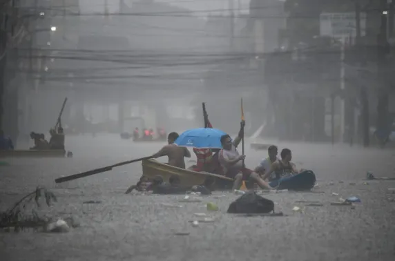 Филиппиний хойд хэсгээр их хэмжээний борооны улмаас нийслэл Манила хотод үер буужээ 